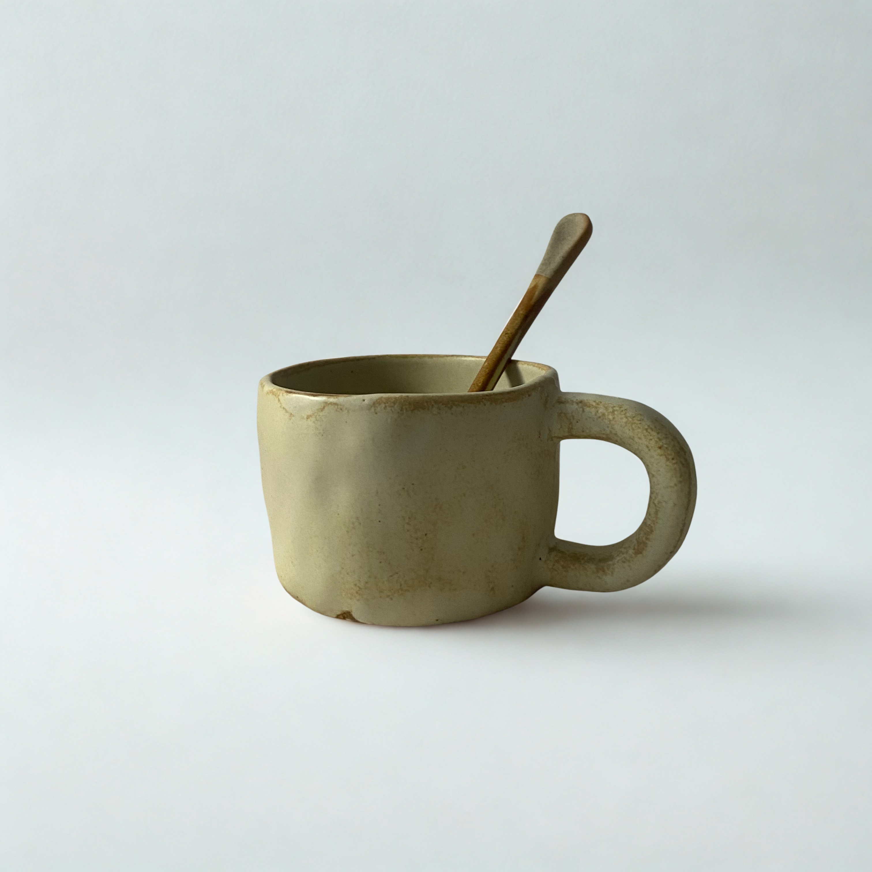 MUG AVEC CUILLERE | IVOIRE MAT Maison Fadëma